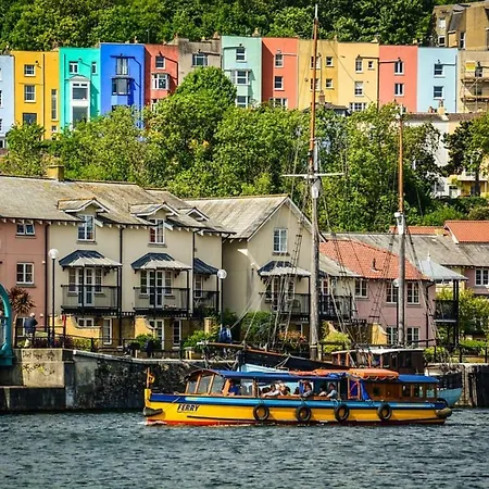Modern Studio Flat In Clifton * Bristol